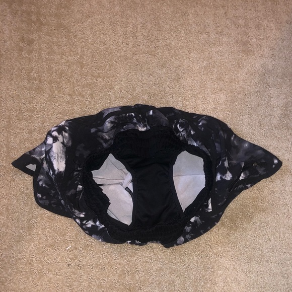 LULULEMON SHORTS!!🔥🔥 SIZE 4!!! - Picture 4 of 5